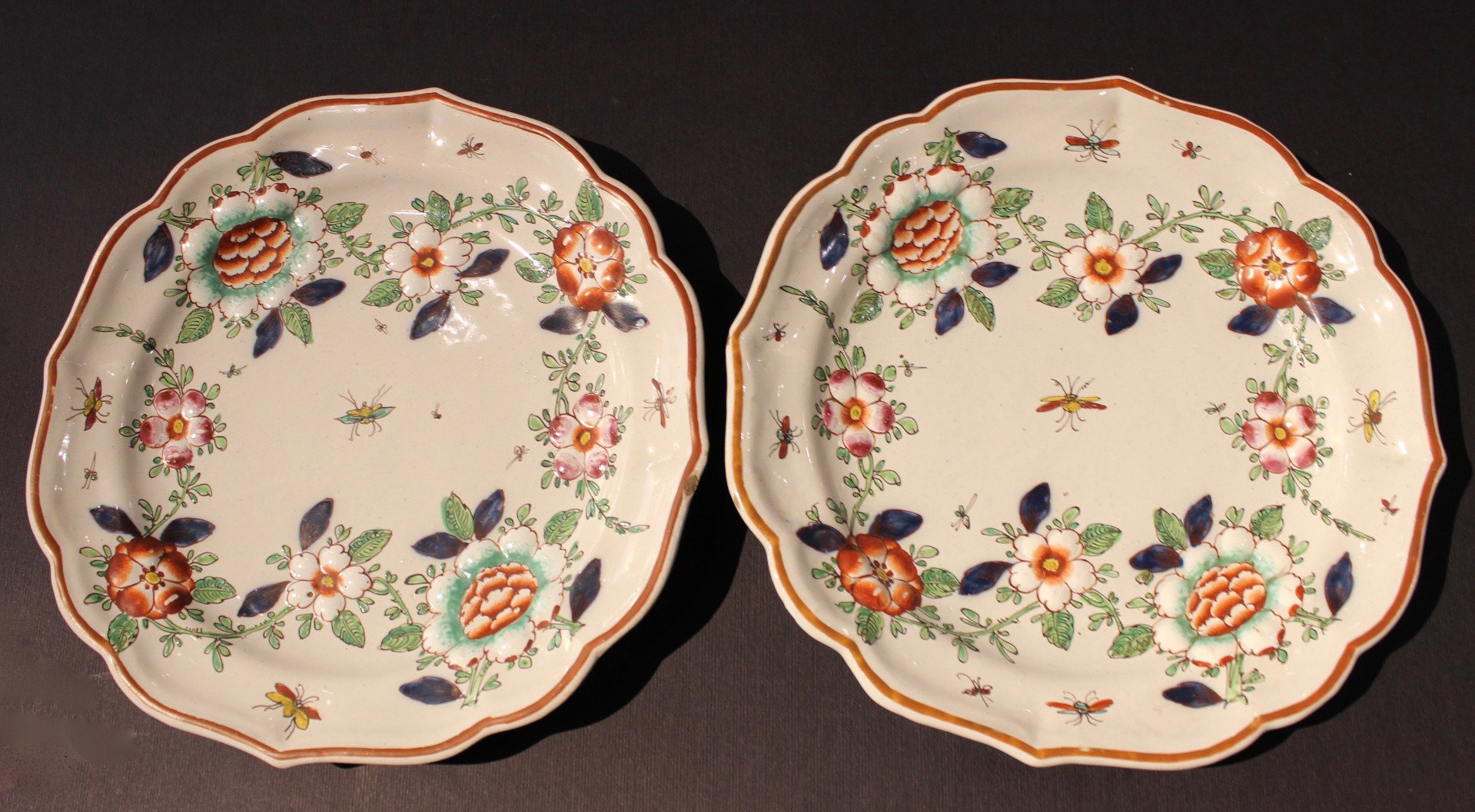 Manufaktur von Pasquale Rubati, Mailand, 1760-1780, Paar Majolika-Teller mit "Borbottina"-Dekor